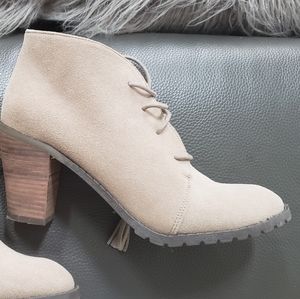 LIKE NEW sz 8.5 Suede Bootie
